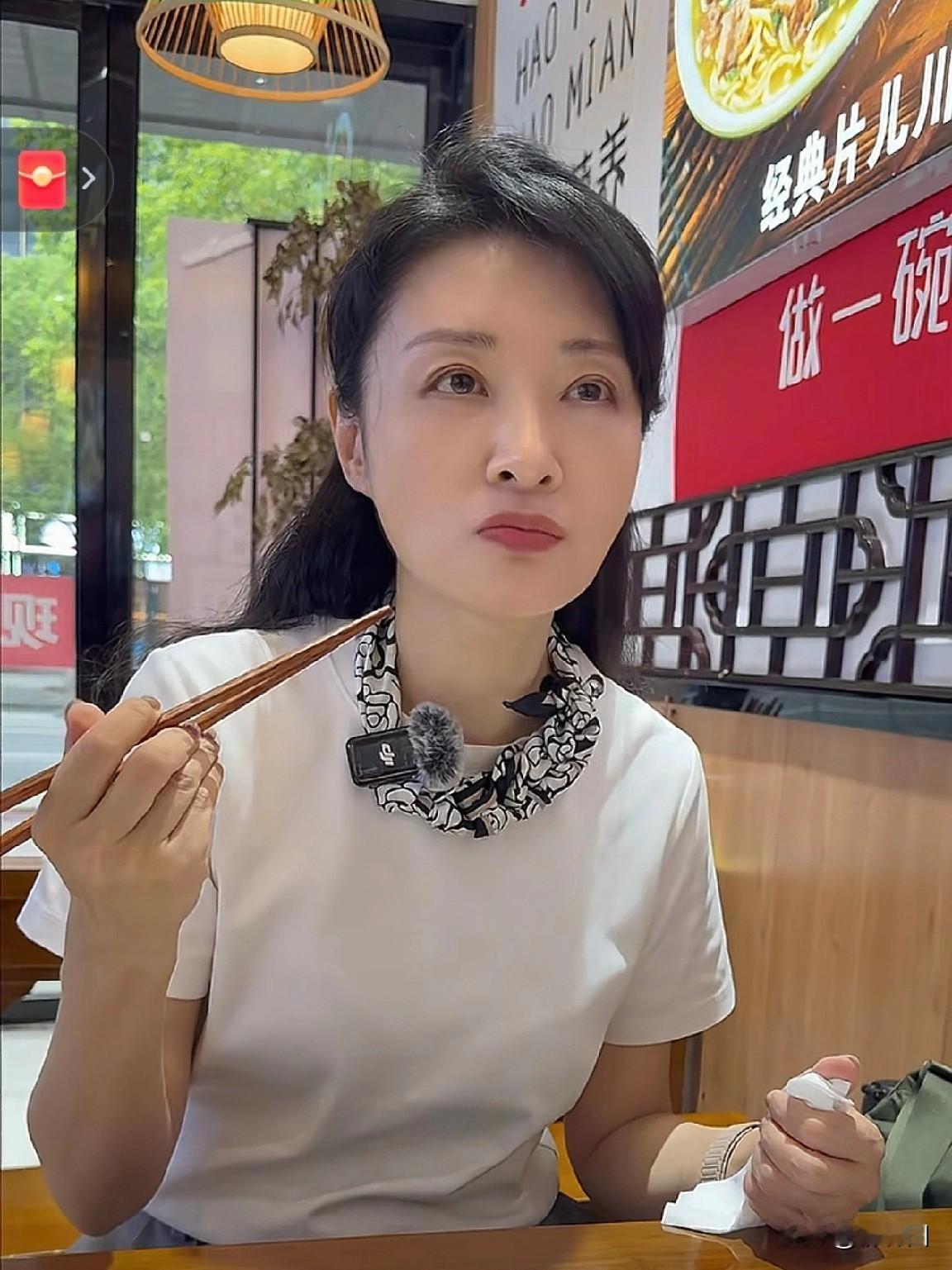 我发现，周涛是“双撇子”左手右手使筷子都很顺畅，姿势都对，吃小菜右手筷，喝汤就换