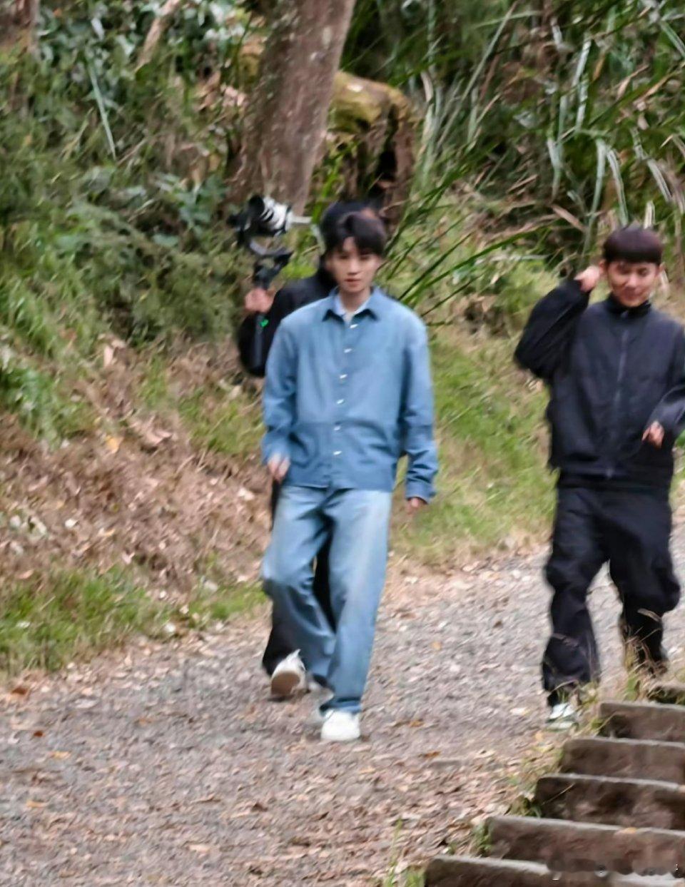 王俊凯爬山爬山就爬山，还扛着摄像机，想起来另一位爬山的 