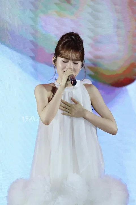 井迪线下演出摔倒注意安全啊我姐！井迪参加线下演出突然摔倒，摔倒后依旧继续站起来继