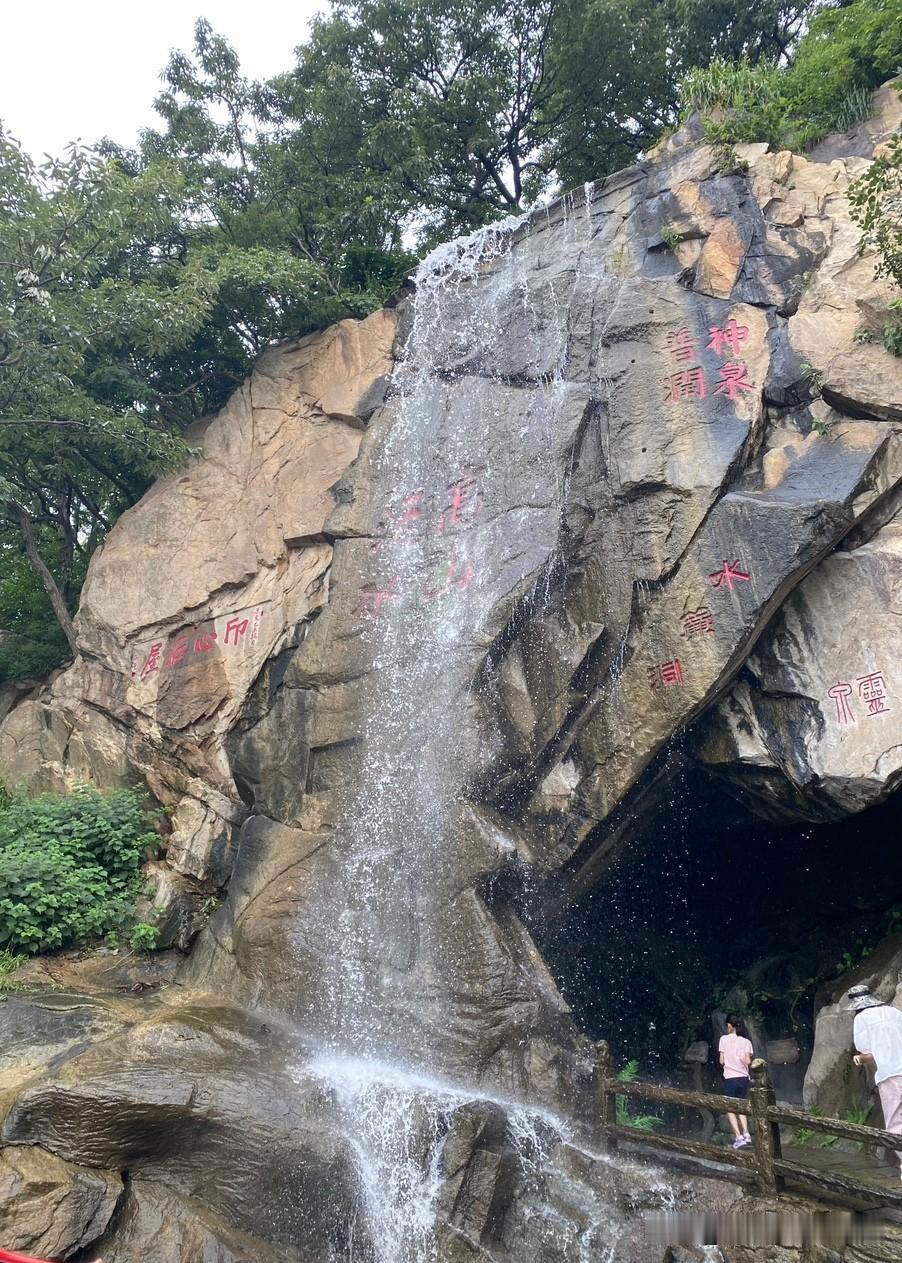 夏季花果山水帘洞确实是一个避暑纳凉的好去处。踏入这水帘洞，丝丝凉意便扑面而来，驱