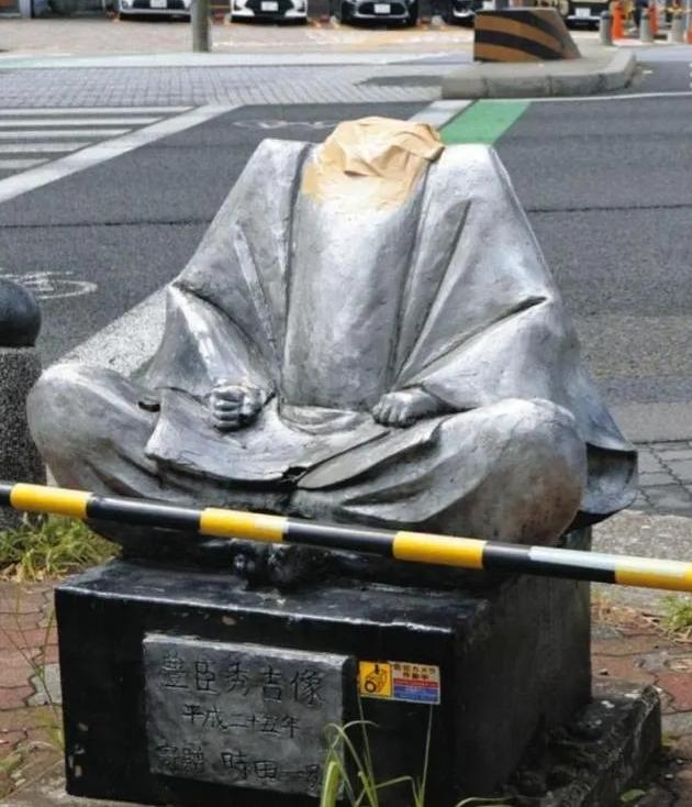真乃英雄也！日本军国主义启蒙者丰臣秀吉雕塑被“斩首”，而且是被一名日本警察和一名