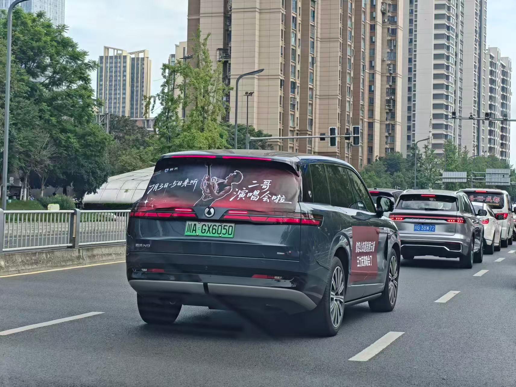 在路上碰到独自出行的车友，主动招手邀约结伴同行，开着同款车听同一首歌，格外合拍。