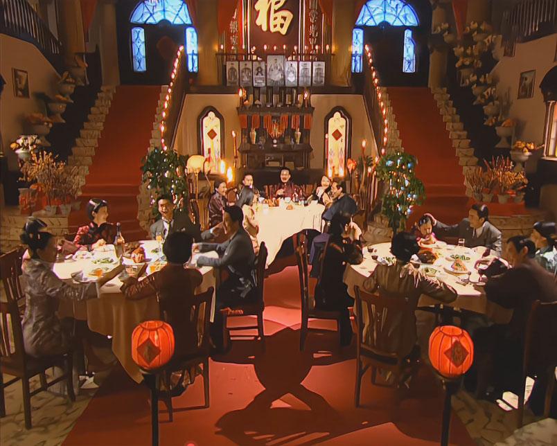 从这个新年之后，金家就要开始衰落了，就好像夜空中绽放的一簇簇烟花，盛极而衰。
#