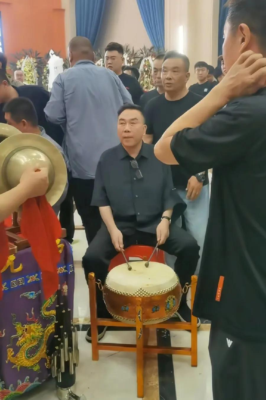 杨少华老爷子灵堂现场，太热闹了，变成了农村大集，天津天桥杂耍搬过来了，除了做法会
