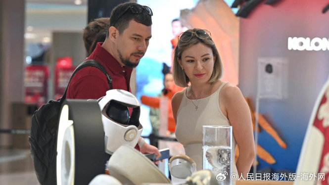 【丨免税店政策升级，出入境消费迎多重利好】“像拍立得、无人机这些产品，以前得花高