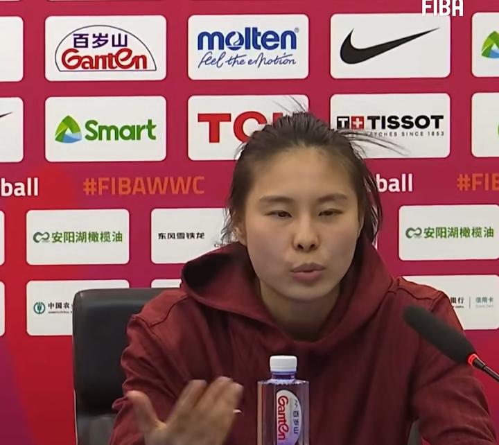 王思雨又上了热搜，不是因为球打的好，而是因为昨天晚上赛后的一番话。
有人挑重点，