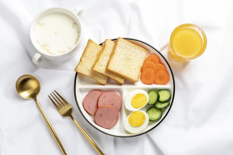 中年女人，早饭一定要吃，而且要丰富

足够的蛋白质，
优质的脂肪，
碳水化合物，