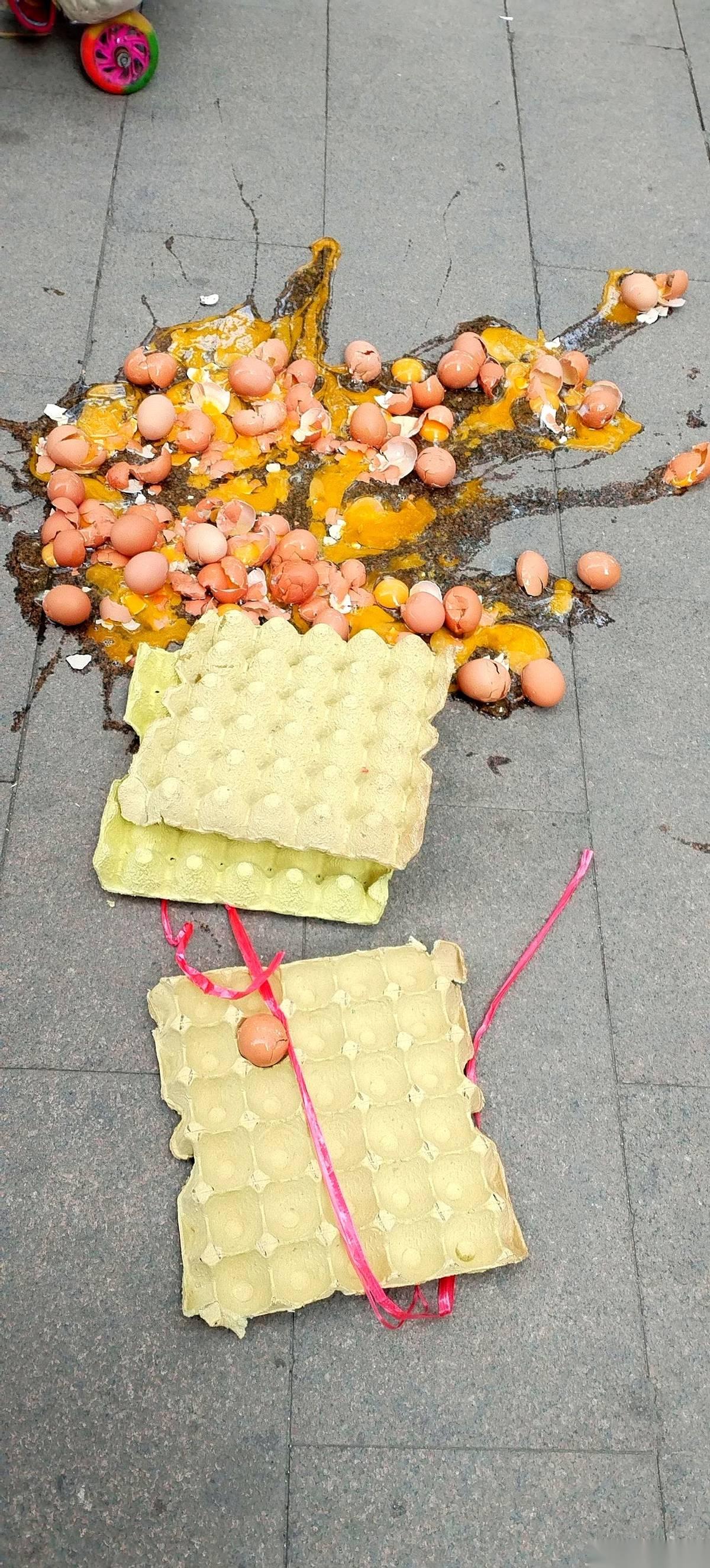 就听“刺啦”一下，我心都跟着颤了一下。
三板子鸡蛋，满满当当的，就这么在地上开花