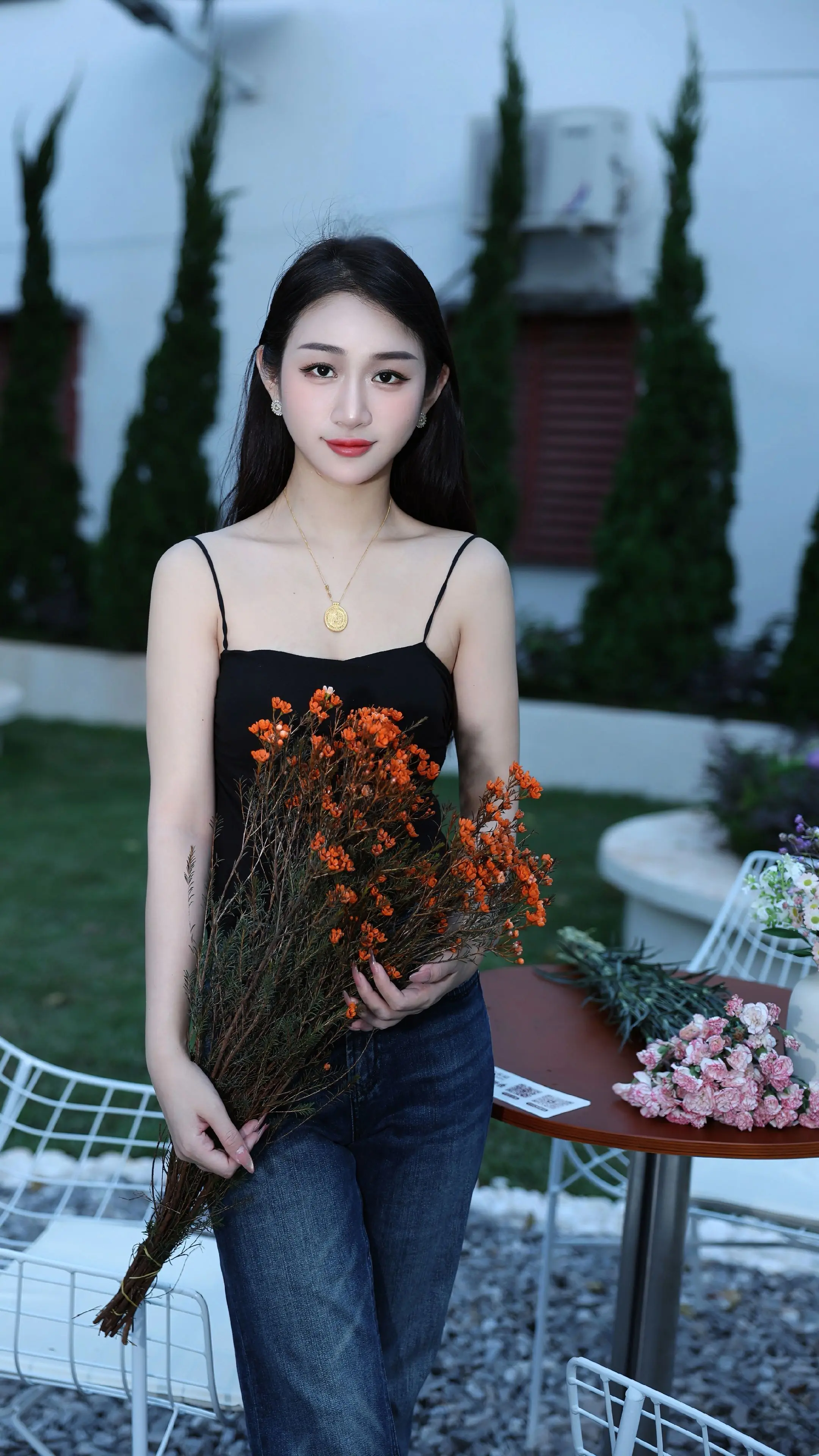 庭院拍照打卡 花园情绪片 黑裙与花的邂逅