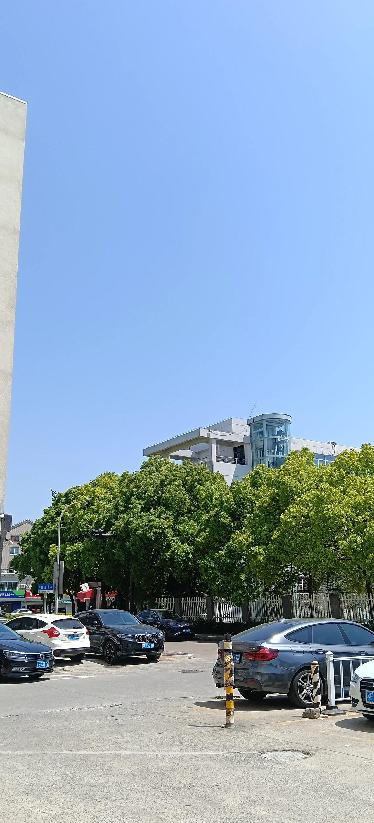 出门抬头望，天空自带氛围感，简单的风景，就能治愈一整天的疲惫。
晒图赚现金
 