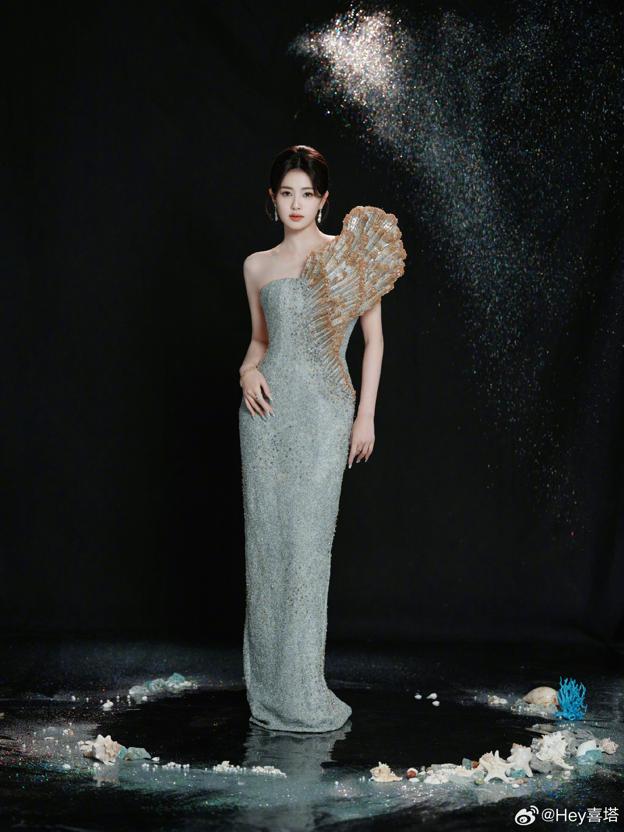 白鹿蚌壳裙梦回桑酒白鹿蚌壳裙 白鹿今天穿了金色的蚌壳裙~想到了小蚌壳桑酒白鹿