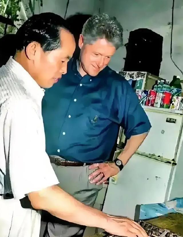 1998年，克林顿访问中国，有一天他无意中走进一家小卖铺，看到老板还在使用算盘算
