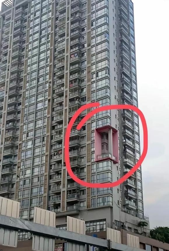这是不是一个人买了三层后改造的？
本人就是学建筑的，可以确定，这绝对不是外观设计