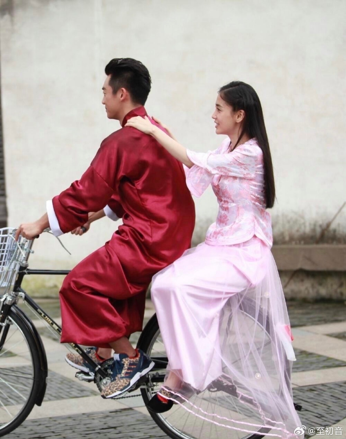 baby不白 但是五官太美了 让人感觉很真实的美 