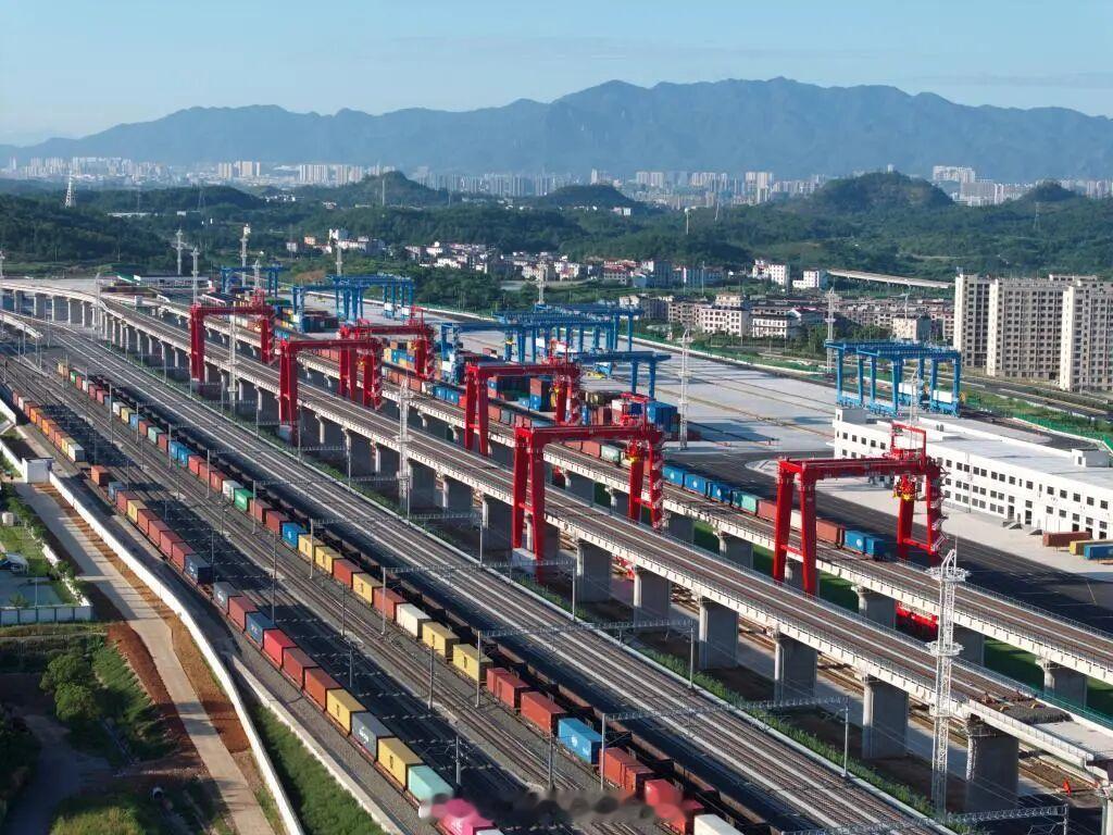 铁路头条【义乌集货 宁波出港 海铁联运畅通出海路】初夏，浙江义乌（苏溪）国际枢纽