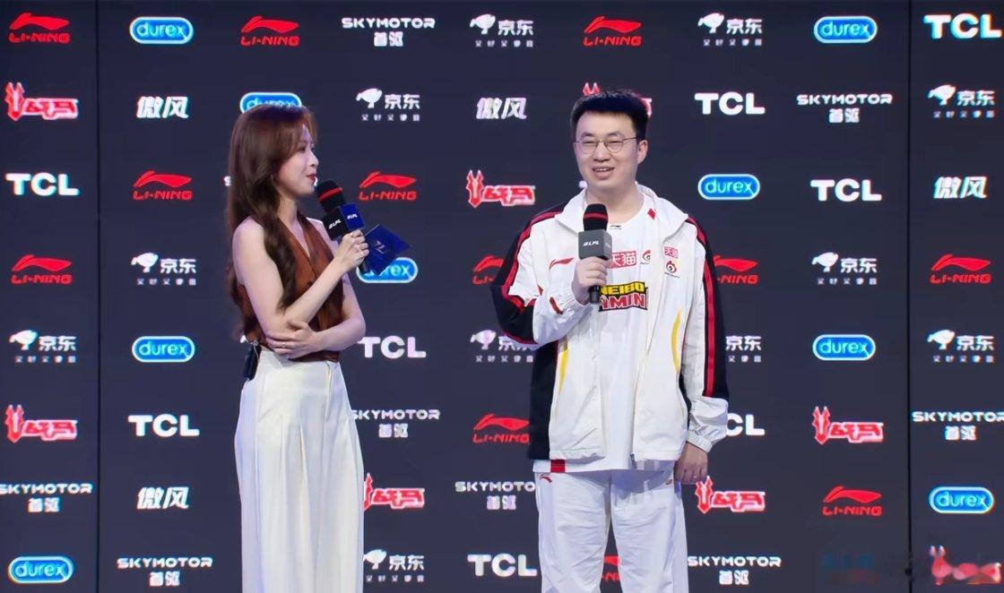 Q:我李元浩的冰女____Xiaohu:就是很冰！wbg极限守家meiko全票最