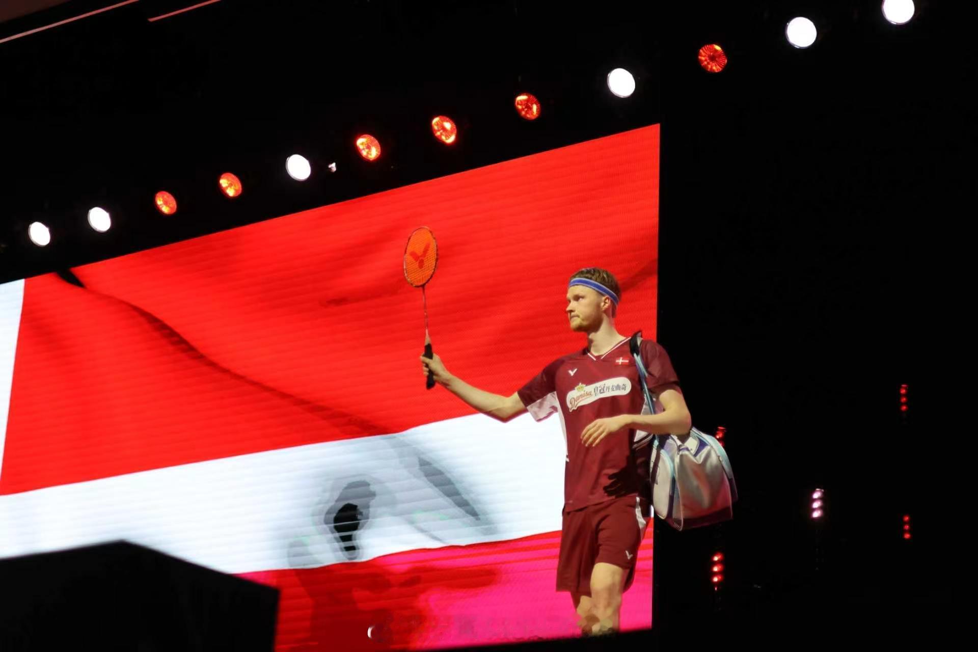 今天是东道主🇩🇰安东森的生日，祝他生日快乐！巅峰对决胜利在握2026年汤尤杯