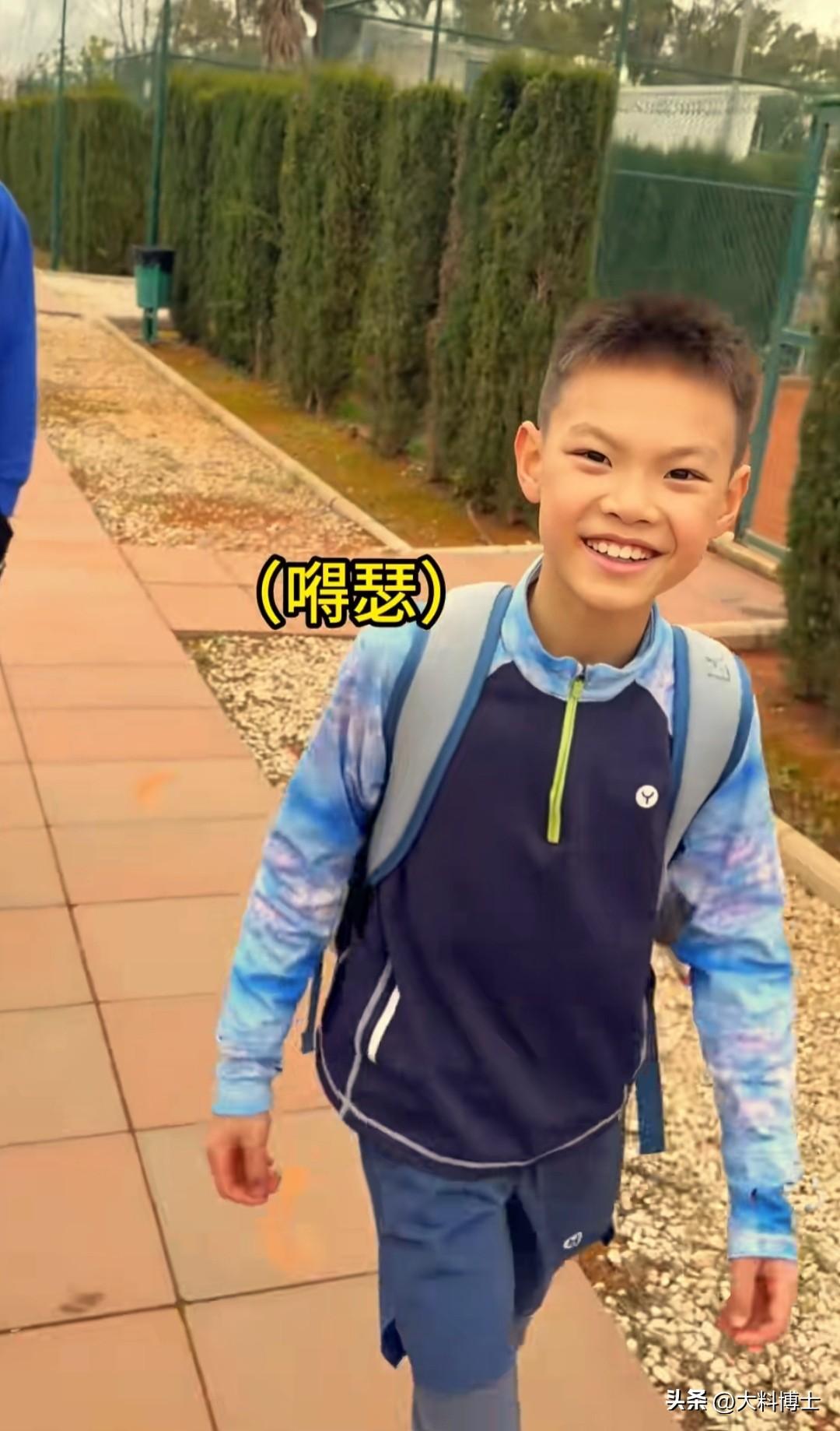 林丹儿子想打网球，林丹就陪他打网球，想踢足球，就陪他踢足球，从未强制他打羽毛球。