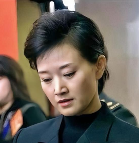 当年宋祖英可是无数人心中理想的伴侣，长相出众、气质温婉，唱功扎实、嗓音清亮，年轻