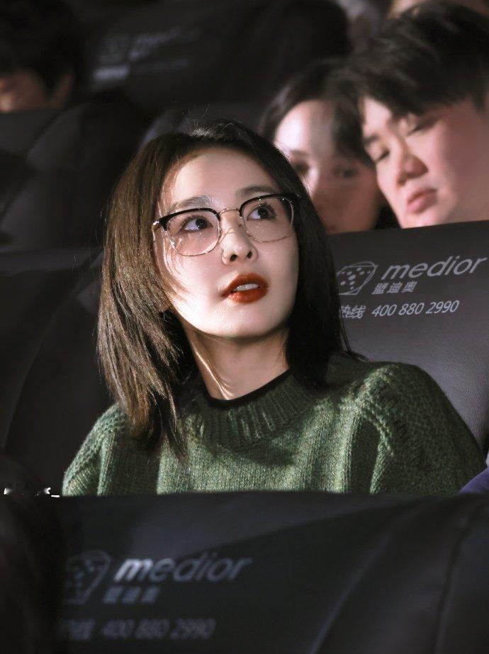 她没醉，是造谣的人先醉了。
12月24日，高叶穿墨绿色针织衫，戴金丝眼镜，出现在