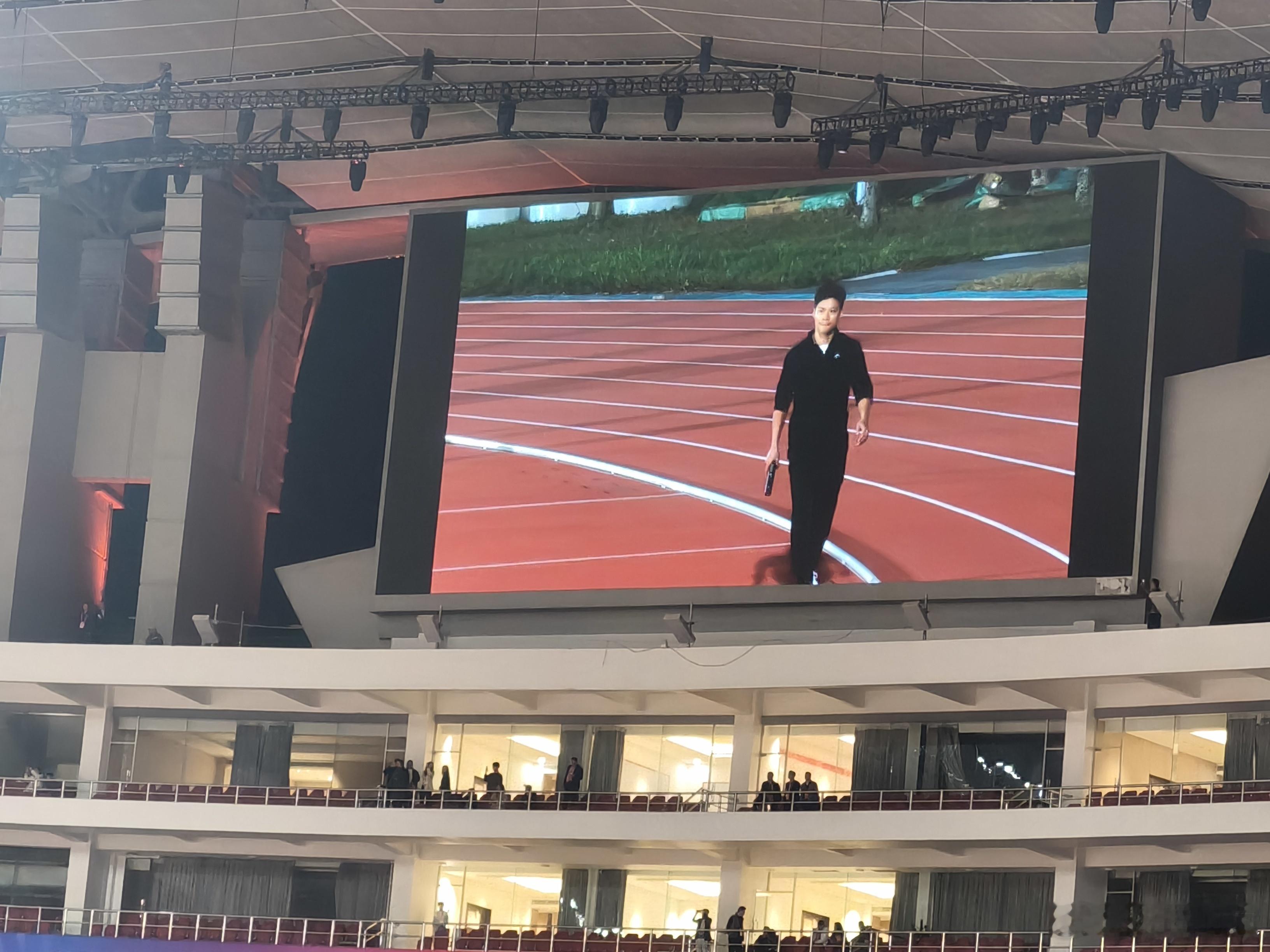 当苏炳添热身的身影在现场大屏出现，让可容纳七万人的广东奥体中心瞬间沸腾。一个人一