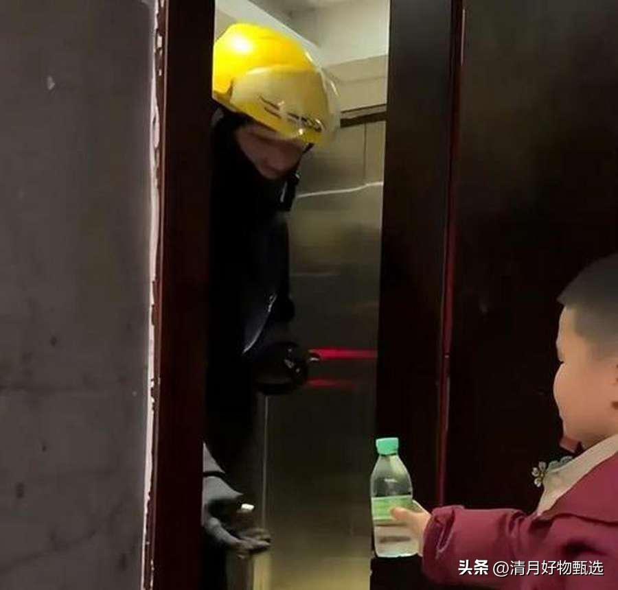 “只有穷人，才这样教育子女！”家长让孩子给外卖员送水，被群嘲。

近日，一位家长