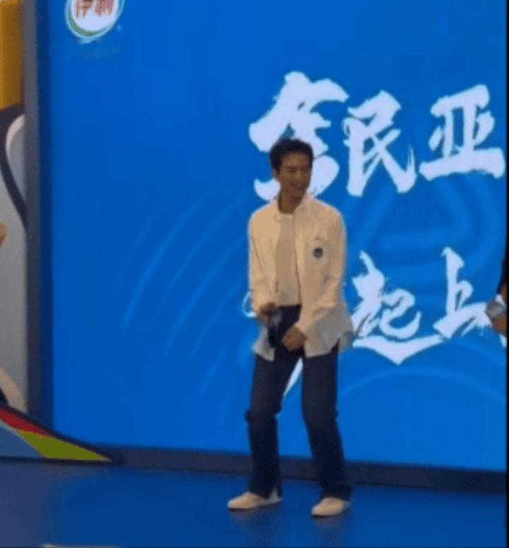 prada代言人李现 lx李现 日光透过叶隙洒下碎金，像岁月悄悄的馈赠，你只管捧