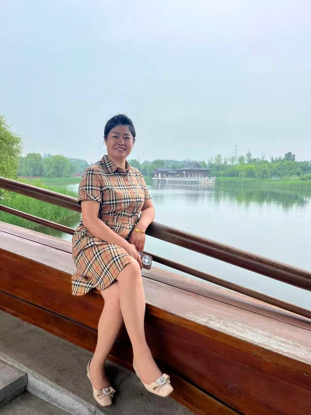 阿姨喜欢游山玩水，到处逛逛