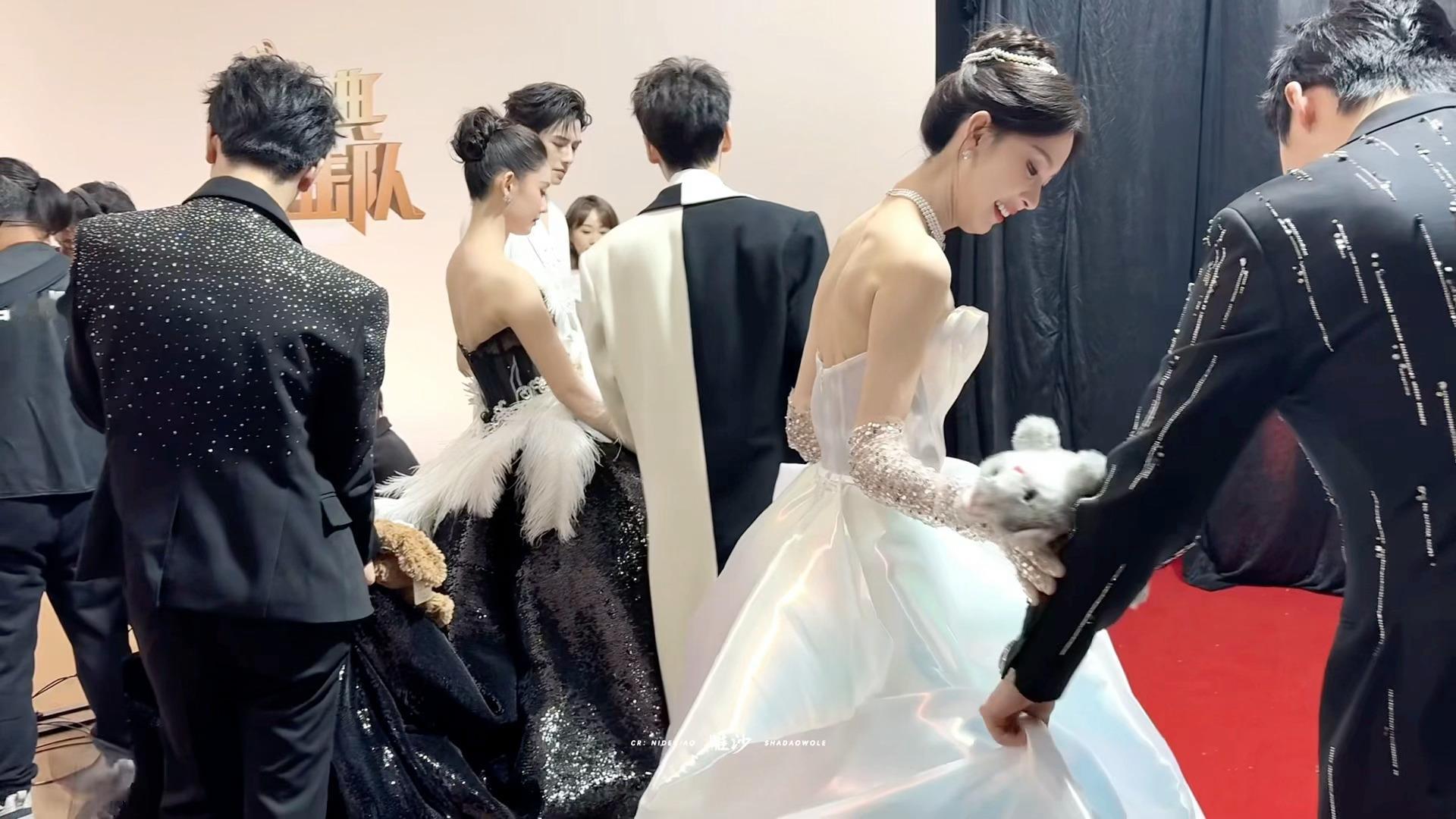 水龙吟剧组候场时[来]各有各的裙摆要整理是吧[奶牛猫]微博视界大会微博视界大会红