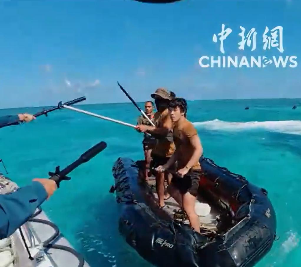 嚣张至极啊！

仁爱礁坐滩的菲律宾破船，不是放下了一艘皮筏艇，而是两艘。想利用数