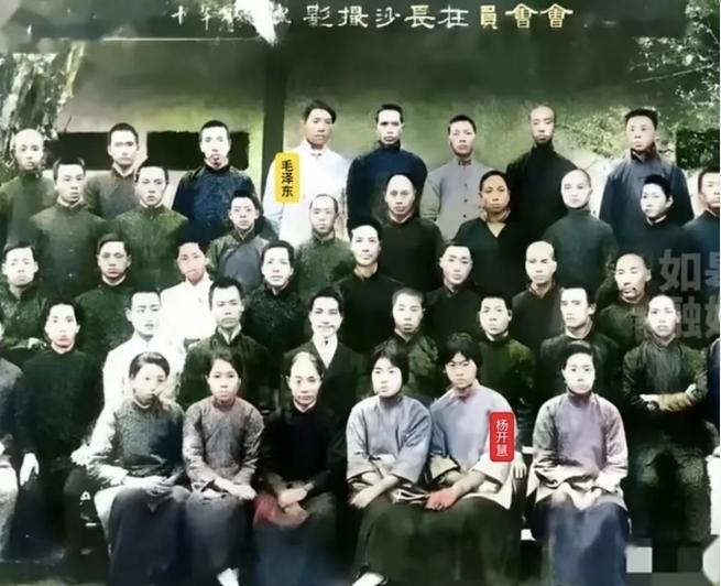 看到毛主席和夫人杨开慧烈士的青年合影，很多人都心生感慨，这张定格岁月的照片里，彼