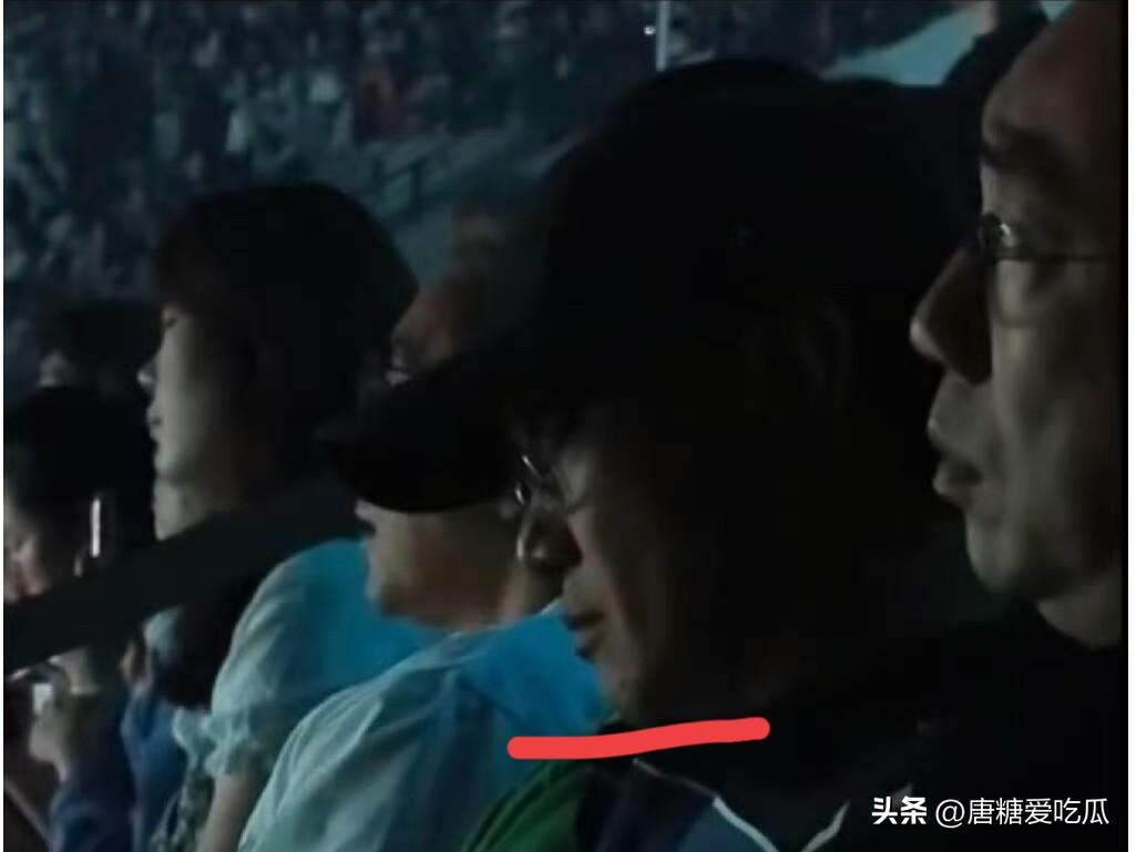 李荣浩看到陈奕迅这样
气瞬间就没了
演唱会多热闹，多吵的环境，又是大喊大叫，又是