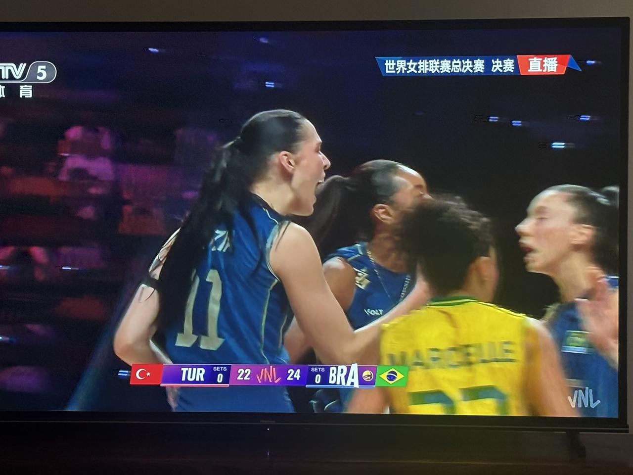 世界女排联赛决赛的第一局结束了，非常精彩！

         在刚刚进行的世界