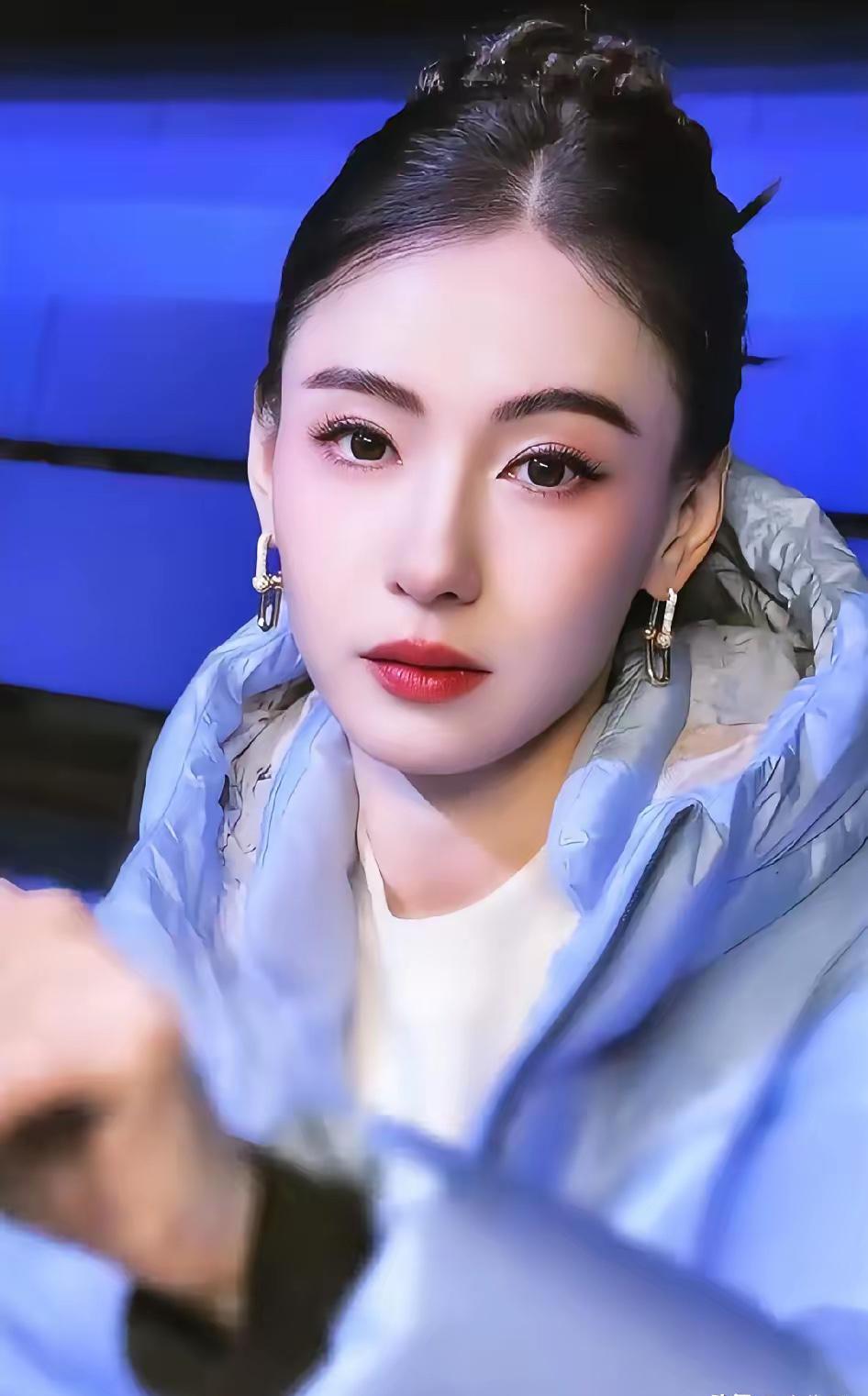 后悔没早懂张柏芝！离婚14年独自养三娃，低调捐100万的硬气，才是真女神！

谁