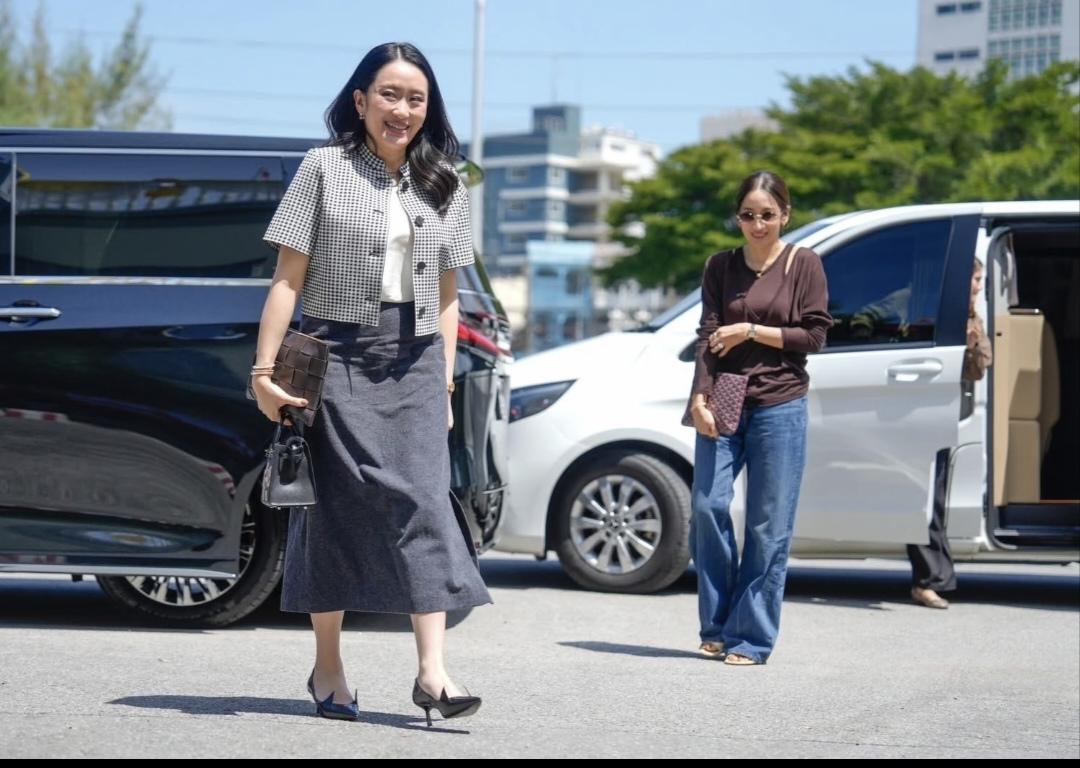 又见佩通坦：当地时间10月20日上午，佩通坦携姐姐萍通塔来看望狱中的父亲他信。