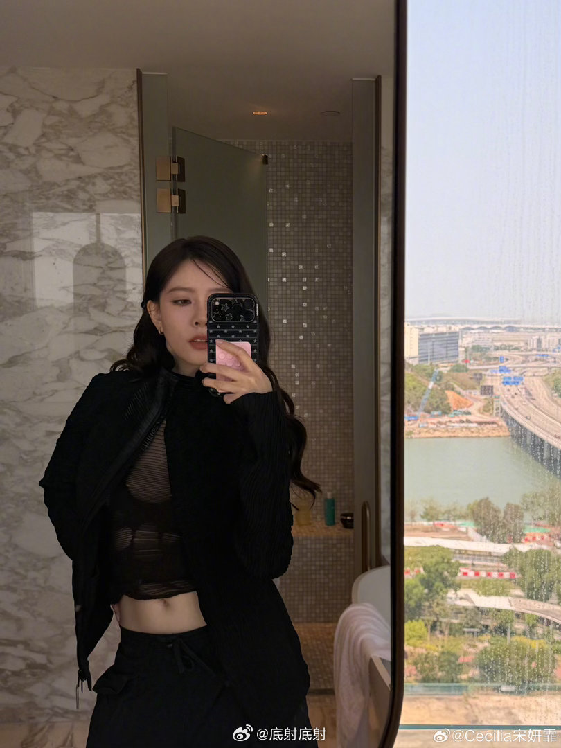 宋妍霏穿这么性感？！