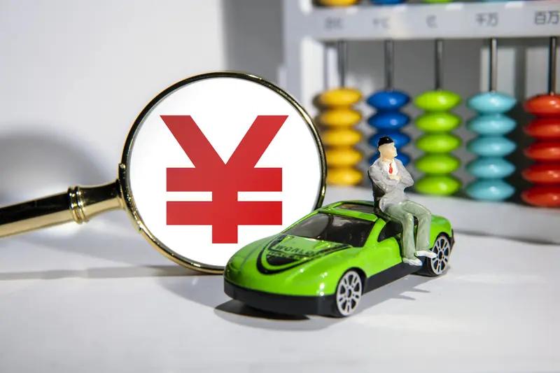 无锡一男子开车叼牙线被处罚男子质疑:全程双手握方向盘正常驾驶，目视前方，完全正常