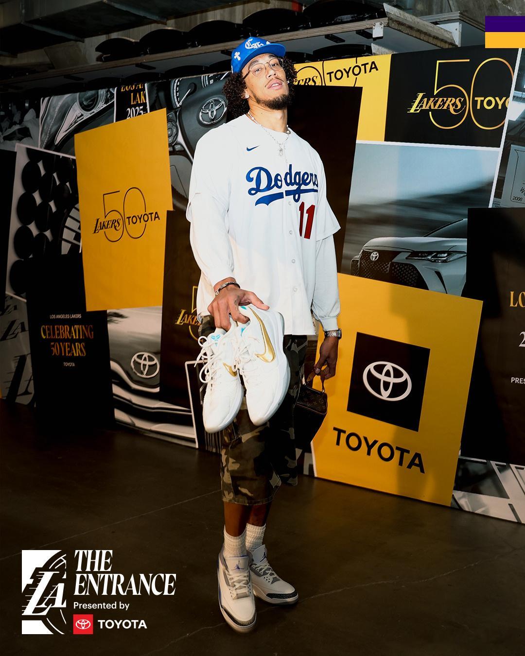 上班！海斯身穿道奇队装备昨天，洛杉矶道奇队在MLB世界大赛抢七局上演惊天逆转，客