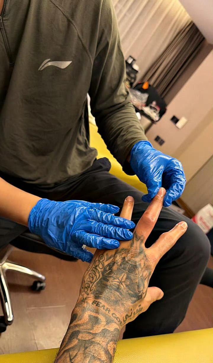 辽篮外援莫兰德深夜发文，说手指脱臼，但我需要他。

4月4日晚，莫兰德在个人社交