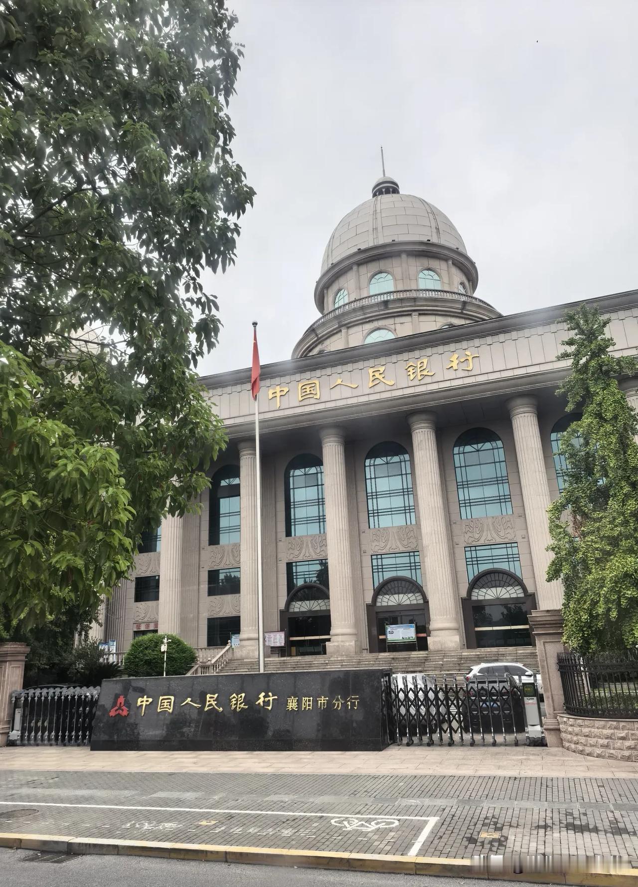 大家有没觉得很像白宫，小时候在南湖宾馆玩，远远看见这个建筑觉得特别高大上，后来才
