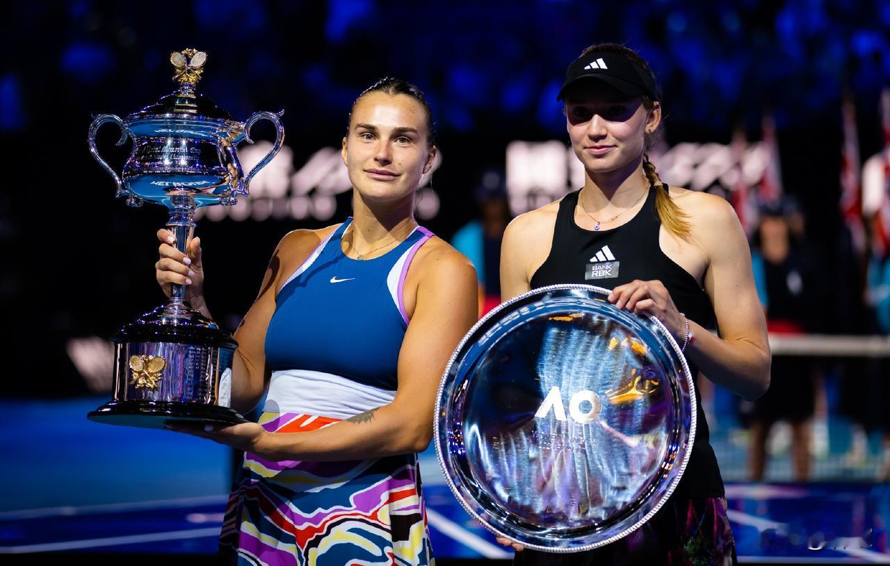 尽管总交手记录是萨巴伦卡8胜6负莱巴金娜略占上风，但在两人截至目前有过的4次决赛