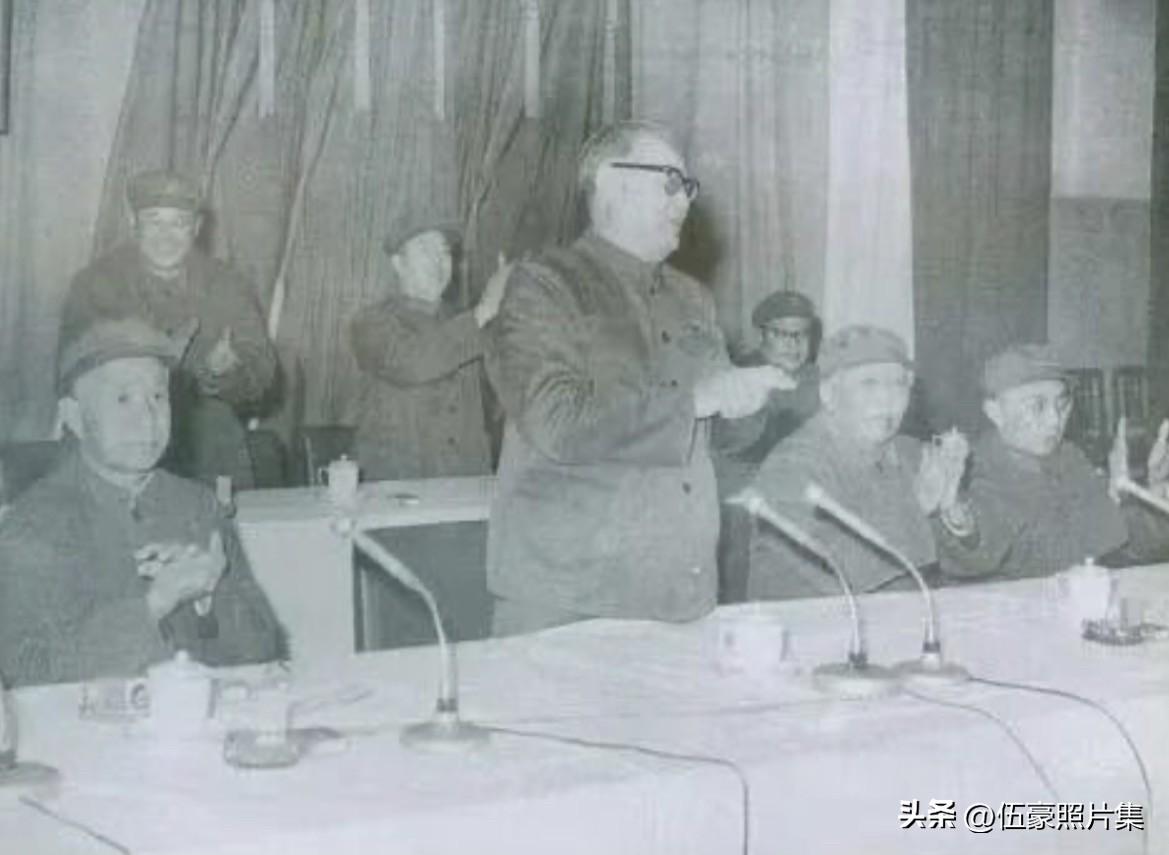 1972年11月14日，军事科学院领导班子交接的历史时刻，前排左起依次为：新任第