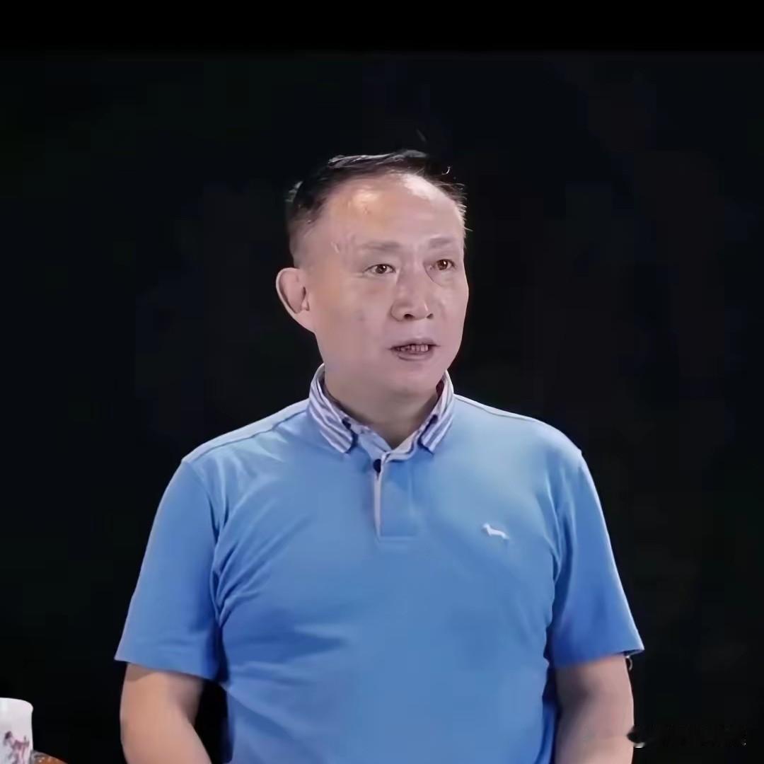 跟几个做金融的朋友喝酒，聊起卢麒元，席间有人嘲讽他是“顶级大聪明”，放着现成的红