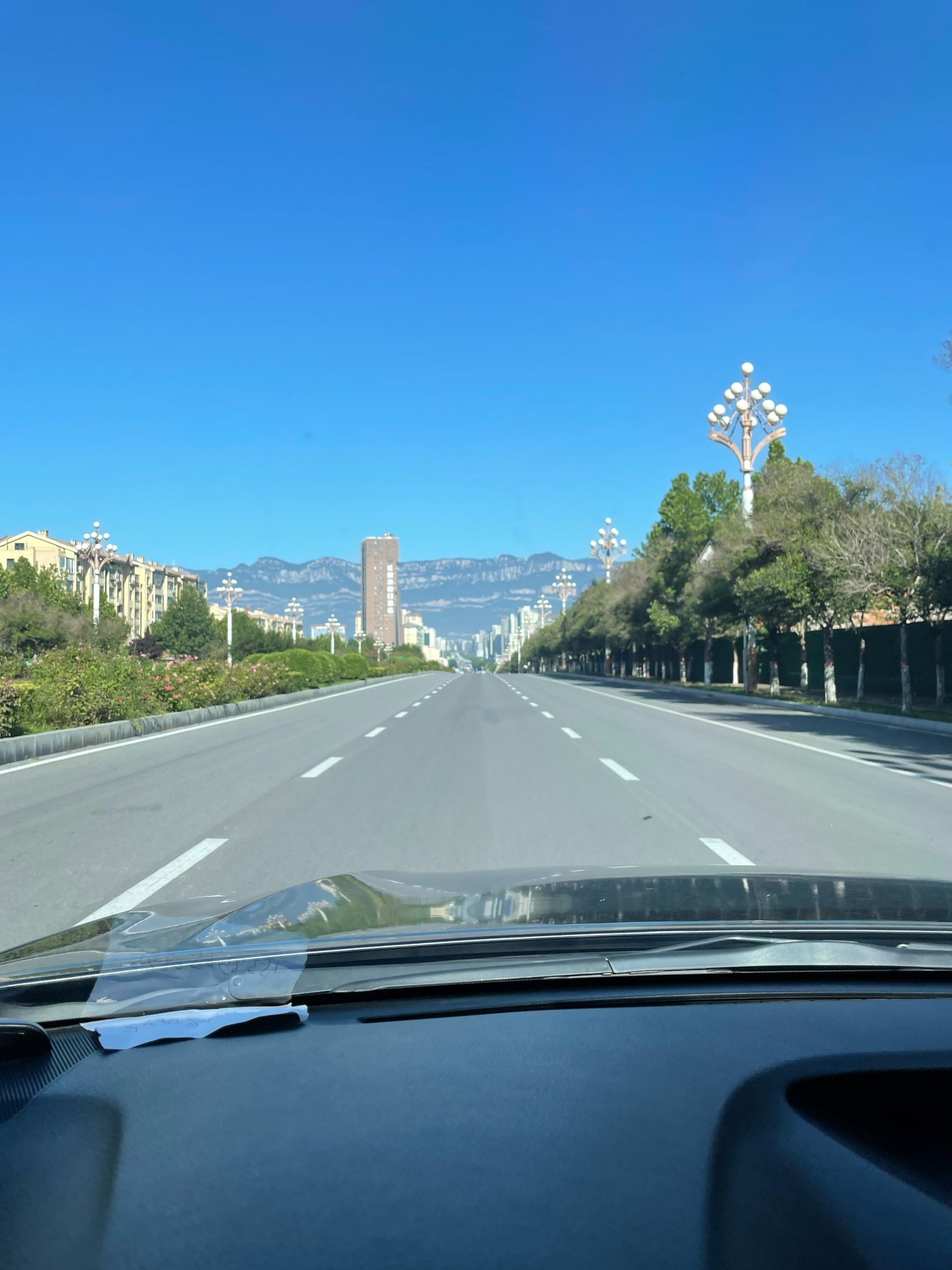 以旅行见世界世界是一本厚厚的书，若只驻足一处，便只读到一页。驱车前行，让山风拂过