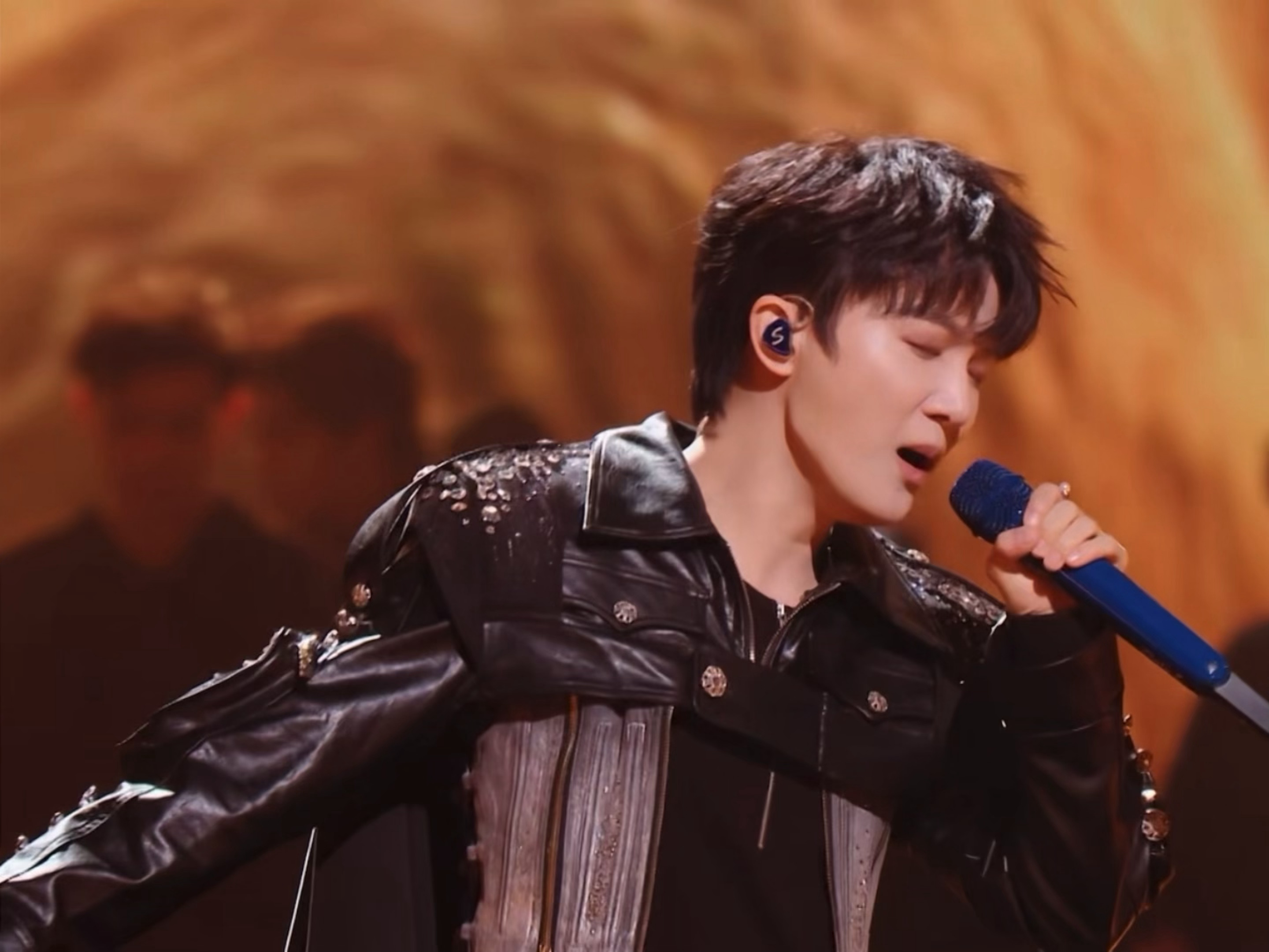 周深如此仙乐的吟唱之后，是一声萌萌的新年快乐🥰 