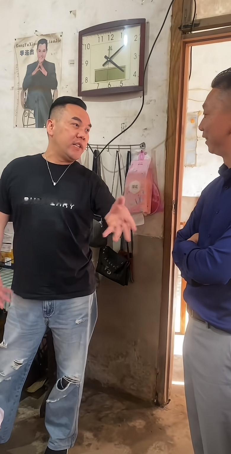 上海阿牛哥，出手就是10000块钱，真是义薄云天。最近他带着自己的好兄弟滑不倒，