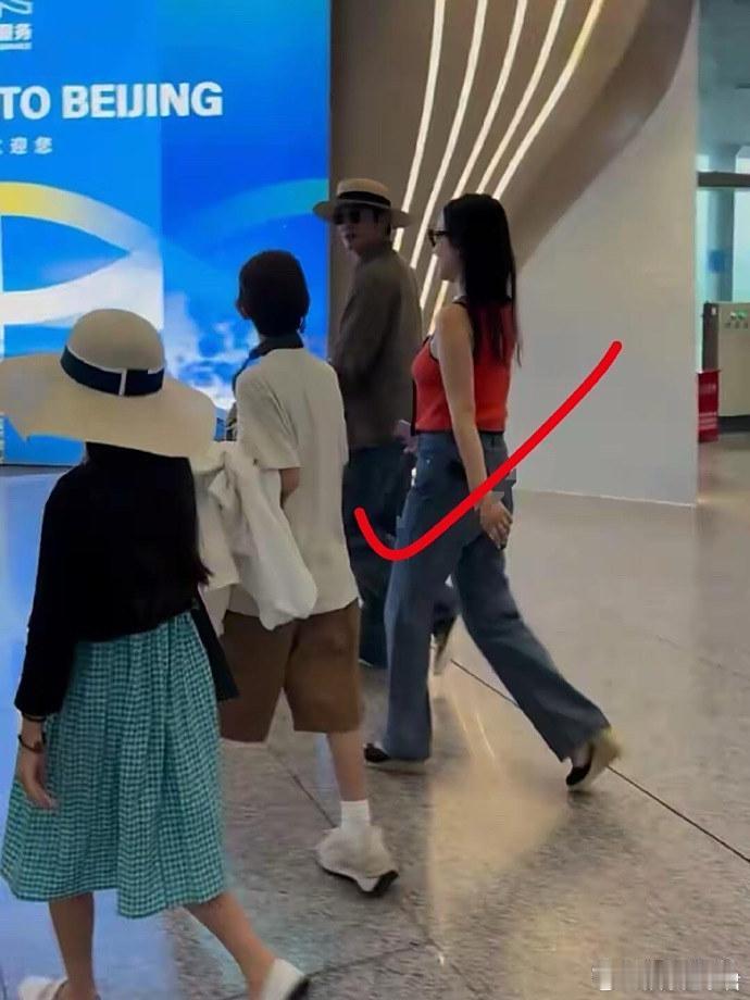 杜江霍思燕一家四口同框杜江霍思燕一家四口现身机场，二胎女儿身高跟哥哥嗯哼相仿，性