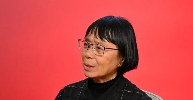 1995年，张桂梅丈夫去世。一天一位女老师摸了摸她的肚子，惊讶的说：“你肚子圆鼓