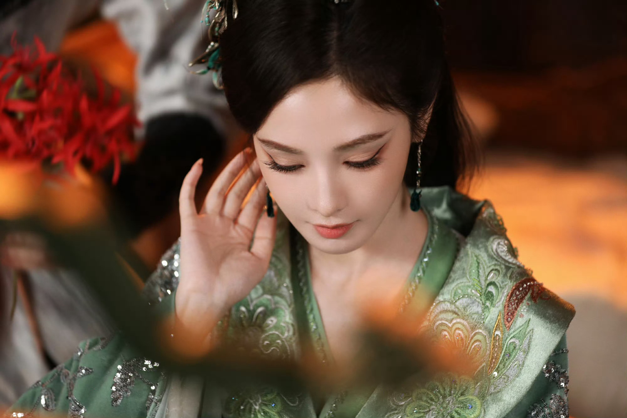 彭小苒演朝无念她是朝无念，玉骨藏刃，狠绝亦温柔；一袭红衣杀伐随心，梨涡浅笑可定生