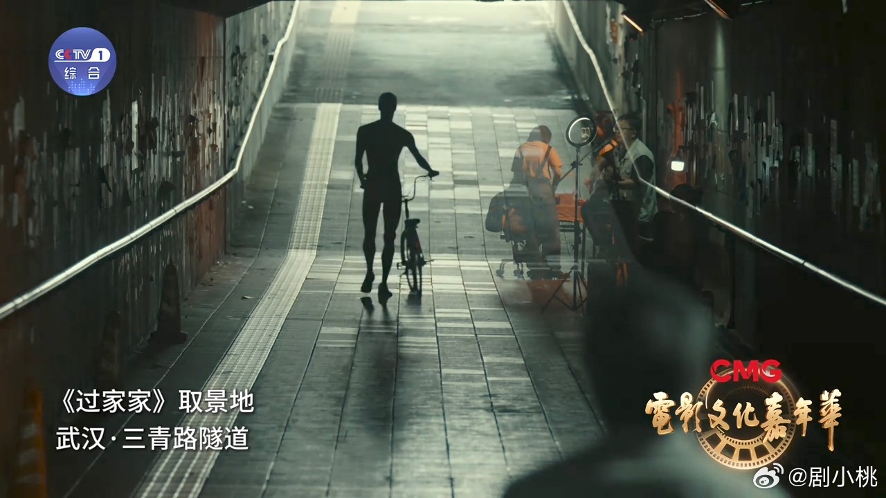 电影里的武汉太有味道了！每一帧都像是一封情书，看得我心痒痒，恨不得马上买票去实地